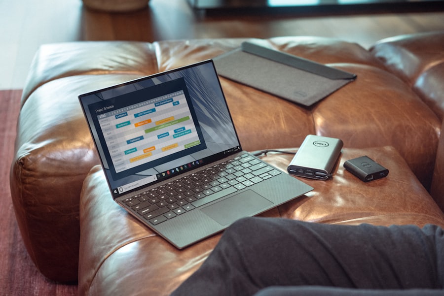 Meja kerja dengan laptop dan catatan - ilustrasi proses penyusunan artikel Ugbet88