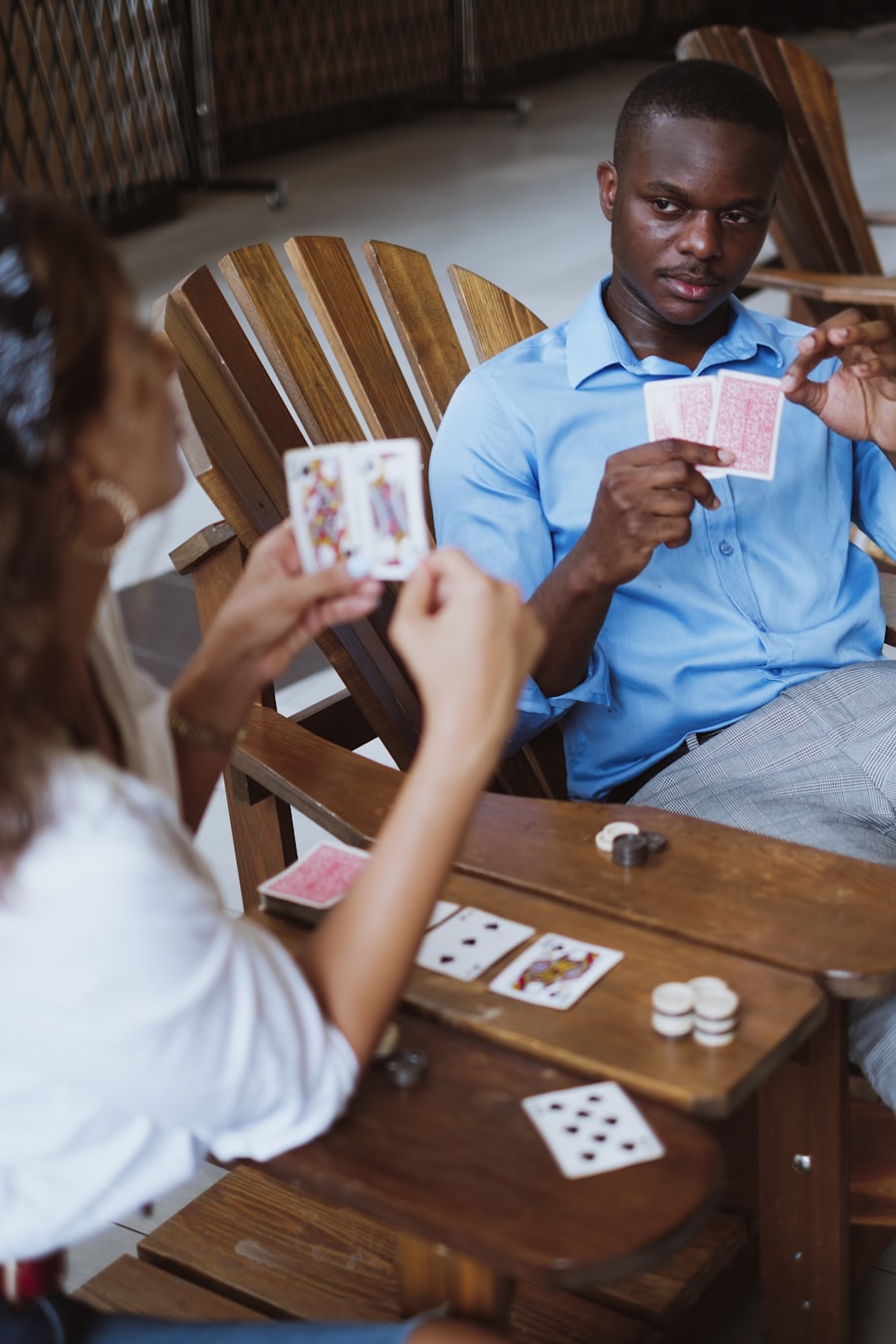 Kartu poker dan keping di atas meja - ilustrasi artikel poker online Ugbet88