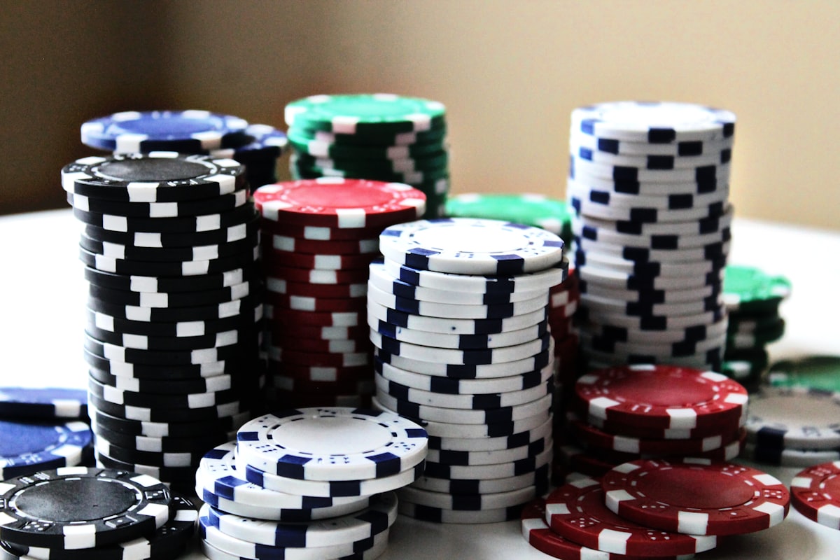 Meja permainan kasino dengan keping dan kartu - ilustrasi pembuka portal informasi Ugbet88